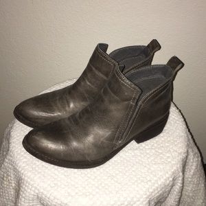 Matisse Grey Leather Chelsea Bootie 6.5